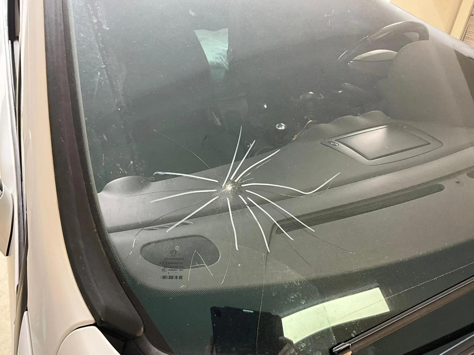 Montáž nového čelního skla osobního automobilu